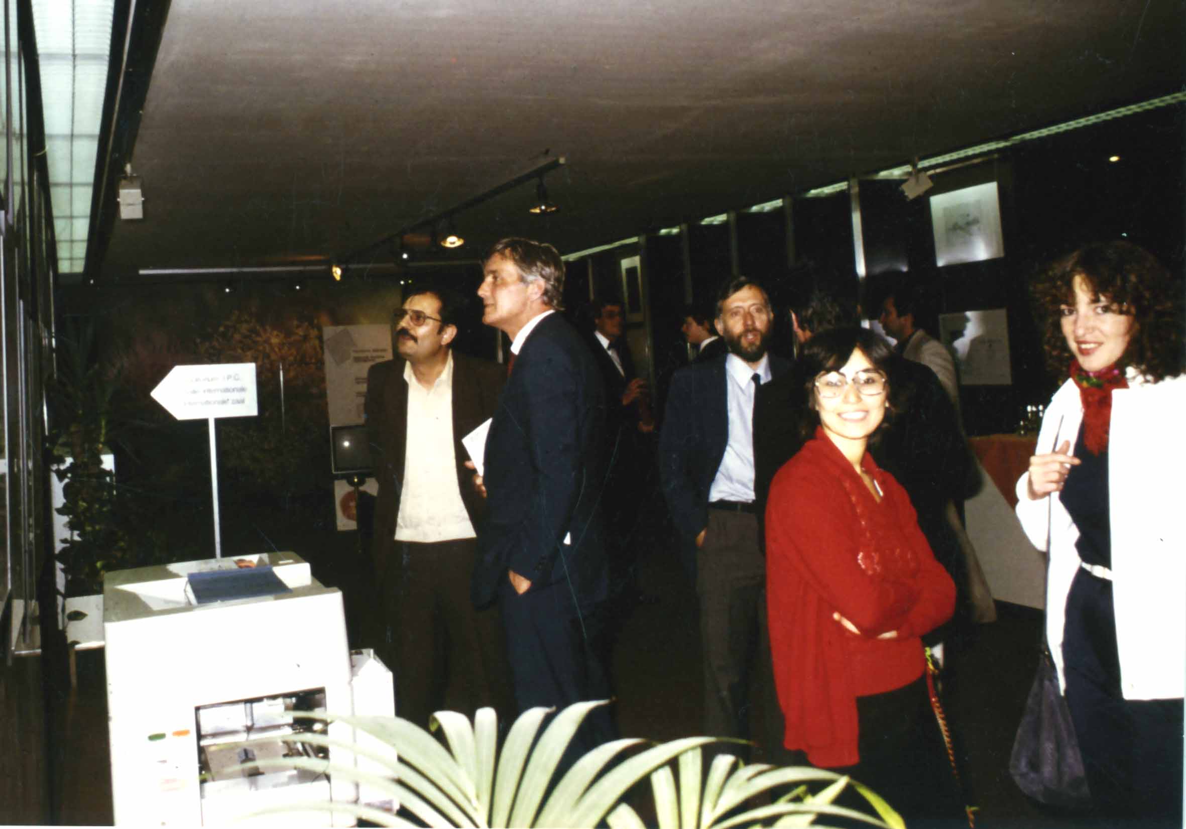 Le président du Parlement européen Piet Dankert à l'Exposition des caricatures - 1982